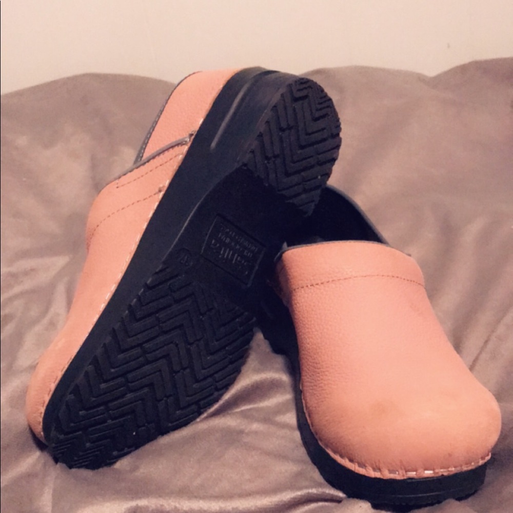 Rose color sanita clogs